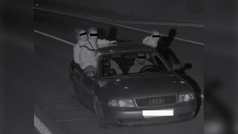 Dieser Blitzer wurde gesehen: Jugendliche Temposünder, provozierend-frech.