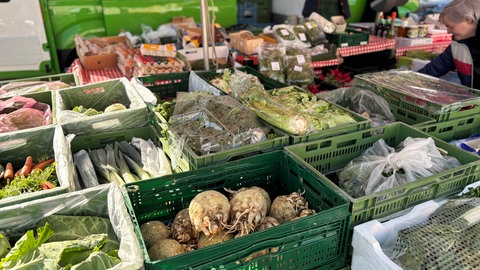 Standbetreiber auf dem Wochenmarkt in Ludwigshafen Friesenheim 
