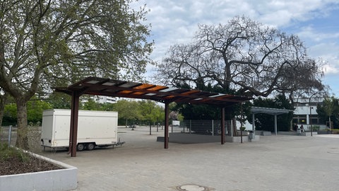 Neue Unterstände sollen auf dem Schulhof im Schulzentrum Mundenheim vor Regengüssen schützen.