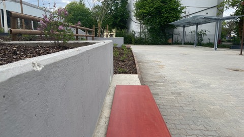 Neue Sitzgelegenheit auf dem Schulhof des Schulzentrums Mundenheim