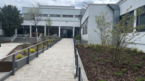 Die Realschule im Schulzentrum Mundenheim ist jetzt über eine Rampe mit dem Pausenhof verbunden.