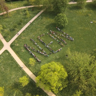 Etwa 300 Menschen formten das Wort "NEIN", um ihrem Protest gegen einen möglichen Kita-Bau in Friesenheim Ausdruck zu verleihen.