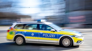 Das Bild zeigt ein Polizeiauto. Bei Hochstadt wurde ein betrunkener Transporterfahrer von der Polizei festgenommen.