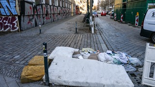 Das Foto zeigt eine Matratze auf der Straße. In Landau gibt es ein Projekt namens Housing first, das Obdachlosen helfen soll, eine Wohnung zu finden. Die Menschen werden auch später eng betreut.