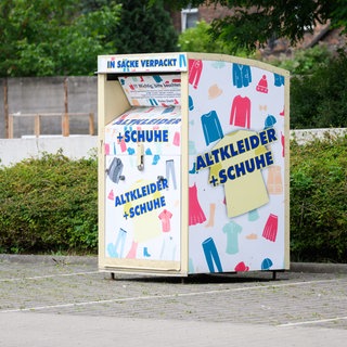 Ein Alkleidercontainer (Symbolbild). In der Pfalz wurden viele abgebaut.
