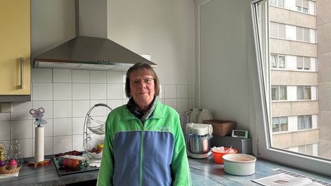 Gerda Kügler steht in der Küche ihrer Mietwohnung. 