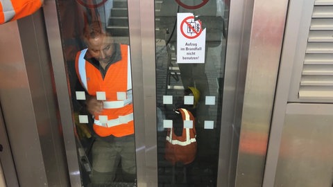 Reinigung und Reparaturen beim intensiven Frühjahrsputz im Hauptbahnhof Frankenthal