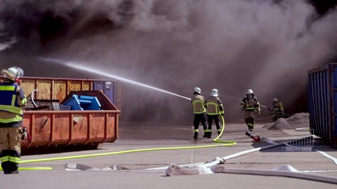 Feuerwehrleute bekämpfen einen Großbrand in Lustadt. 