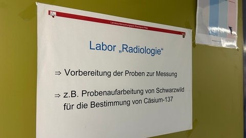 Schild mit der Aufschrift Labor "Radiologie" im Landesuntersuchungsamt in Speyer