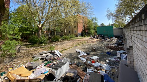 Abgelagerter Müll in der Nähe von Wohnhäusern in der Bayreuther Straße in Ludwigshafen.