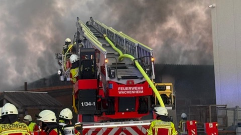 Der Feuerwehreinsatz beim Brand einer Fahrzeughalle in Ellerstadt