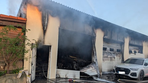 Der Feuerwehreinsatz beim Brand einer Fahrzeughalle in Ellerstadt