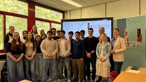Gemeinsam mit den Schülern der IGS Ludwigshafen-Edigheim freuen sich Projektleiterin Dr. Susanne Digel, Prof. Dr. Jürgen Roth sowie die Lehrkräfte Dennis Kühn und Dr. Anna Noll über das Programm MaTeGnu.