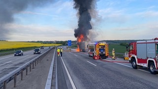 Auf der A6 kurz vor Wattenheim ist ein Lkw in Brand geraten