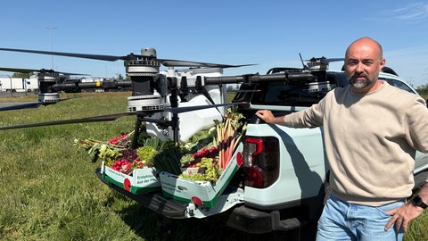 Hightech auf Pfälzer Äckern: Marcus Förster mit einer Drohne, die 100 Kilo bewegen kann