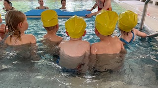 Das Bild zeigt badende Kinder. Diese Kinder hatten Glück und haben Plätze im Schwimmkurs der DLRG Landau bekommen.