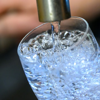 Sprudelndes Wasser aus dem Hahn - kann man in Ludwigshafen gut trinken