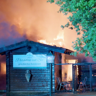 Eine brennende Gaststätte in Speyer. Das Gebäude wurde durch das Feuer komplett zerstört.