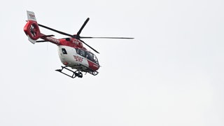 Das Foto zeigt einen Hubschrauber der Deutschen Luftrettung. In Landau ist eine Frau bei einem E-Scooter-Unfall gestorben.