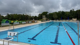 Das Bild zeigt den Saisonstart im Freibad Frankenthal.