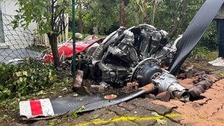 Propeller und Motor eines abgestürzten Flugzeugs liegen in Limburgerhof: Die Polizei geht nicht davon aus, dass die Propellermaschine explodiert ist. 