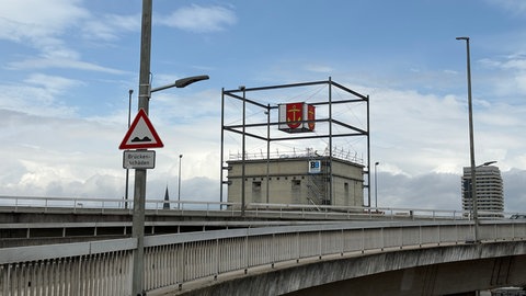 Der Würfelbunker in Ludwigshafen wurde im Jahr 1940 gebaut und muss jetzt weg, um Platz für die neue Helmut-Kohl-Allee zu schaffen. Die letzten Vorbereitungen für den Abriss laufen.