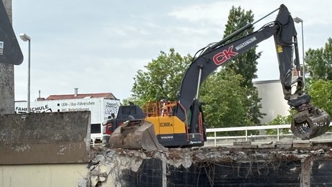 Ein Bagger bereitet in Ludwigshafen den Abriss des Würfelbunkers vor. Er schafft Platz für noch größere Bagger.