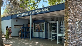 Der Eingang zum Willersinn-Freibad in Ludwigshafen. Im Freibad ist ein Kind ums Leben gekommen. Ein Badegast entdeckte den Vierjährigen leblos unter Wasser.