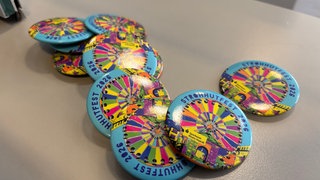 Der diesjährige Strohhutfest-Anstecker. Am Dienstag hat in Frankenthal der Verkauf von 15.000 Exemplaren begonnen.