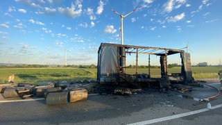 Ein brennender LKW-Anhänger auf der A61 bei Lambsheim hat am frühen Mittwochmorgen den Verkehr behindert. Die Autobahn in Richtung Süden war deshalb fast zwei Stunden gesperrt.