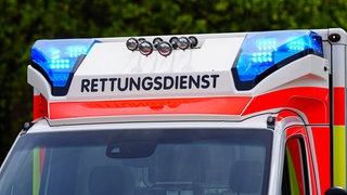 Symbolfoto: Blaulicht, Aufschrift Rettungsdienst auf Rettungswagen, mit Blaulicht. Eine Seniorin lag nach einem Sturz eine Nacht neben den Bahngleisen bei Römerberg-Berghausen. Erst nach 13 Stunden, am Donnerstag, kam Rettung.