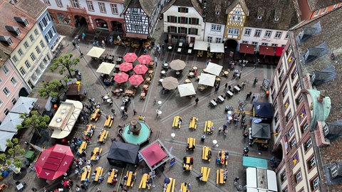 Rund um den Neustadter Marktplatz gibt es auch dieses Jahr wieder viel Musik, Diskussionen, Tanz und Aktionen (Archivfoto). Die Stadt Neustadt lädt zum Demokratiefest ein.