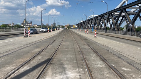 Während am Mannheimer Schloss die marode Straßenbahnrampe saniert wurde, hat man auf der Konrad-Adenauer-Brücke die Gleise und die Oberleitung erneuert. Seit März 2024 wurde die Straßenbahnstrecke über den Rhein zwischen Ludwigshafen und Mannheim nicht mehr befahren.