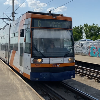 Wenn die Konrad-Adenauer-Brücke zwischen Ludwigshafen und Mannheim für Straßenbahnen wiedereröffnet ist, wird der Verkehr über die Kurt-Schumacher-Brücke stillgelegt. Die Haltestelle "Handelshafen", in die die Linie 6 einfährt, wird nicht mehr bedient.