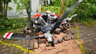 Der Propeller in einem Gehweg nach dem Flugzeugabsturz in Limburgerhof. Jetzt wurden die Ergebnisse der Obduktion bekanntgegeben. 