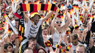 Das Bild zeigt das Public Viewing bei der Fanmeile in Berlin im Jahr 2018. Auch in der Pfalz gibt es bei der WM 2026 zahlreiche Public Viewings.