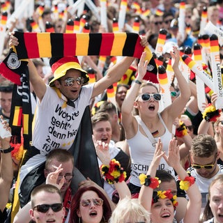 Das Bild zeigt das Public Viewing bei der Fanmeile in Berlin im Jahr 2018. Auch in der Pfalz gibt es bei der WM 2026 zahlreiche Public Viewings.