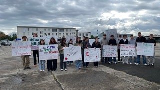 Schüler protestieren mit Plakaten Speyer. Die Evangelische Kirche der Pfalz will das Trifels-Gymnasium Annweiler in staatliche Hände geben.