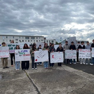 Schüler protestieren mit Plakaten Speyer. Die Evangelische Kirche der Pfalz will das Trifels-Gymnasium Annweiler in staatliche Hände geben.