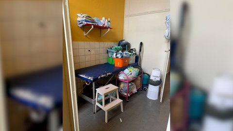 Kaum Platz: Vollgestellte Wickelliege in der Tom-Mutters-Schule in Frankenthal