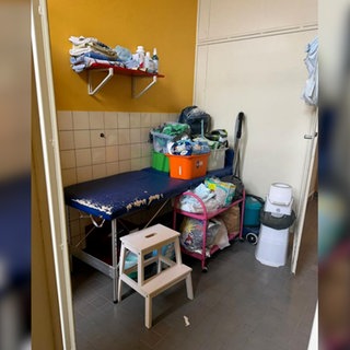 Kaum Platz: Vollgestellte Wickelliege in der Tom-Mutters-Schule in Frankenthal