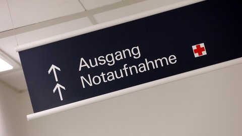 Das Bild zeigt ein Schild mit dem Hinweis zur Notaufnahme. In der Stadtklinik Frankenthal sind am vergangenen Wochenende mehrere Menschen gestorben. Die Hitze hat bei ihrem Tod mutmaßlich eine Rolle gespielt. 