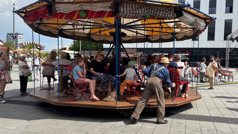 Georg Traber mit seinem historischen Musik-Karussell "Karruzik" wird auch 2026 wieder beim Straßentheaterfestival in Ludwigshafen dabei sein.