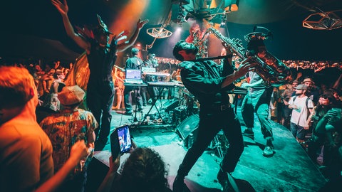 Die "Sapage Nocturne Company" bei einem Konzert und Auftritt: Die Gruppe wird auch beim Internationalen Straßentheaterfestival in Ludwigshafen auftreten.