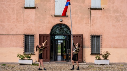Die belgische Kompanie "Sur Mesure" hisst eine Flagge: Ihre Performace "Protocole" wird das Internationale Straßentheaterfestival in Ludwigshafen eröffnen.