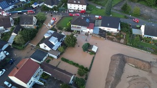  Überschwemmte Straßen und Grundstücke in Winden (Kreis Germersheim) nach dem Unwetter mit Starkregen Anfang August 2024