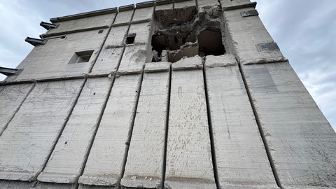 Der Würfelbunker in Ludwigshafen wird gerade angebaut. Bereits Ende Juni wurde das Stadtwappen vom Bunker gehoben. 