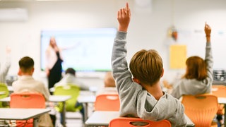 Schülerinnen und Schüler im Unterricht. In Ludwigshafen sollen die ersten altersgemischen Klassen für Deutschunterricht starten. 
