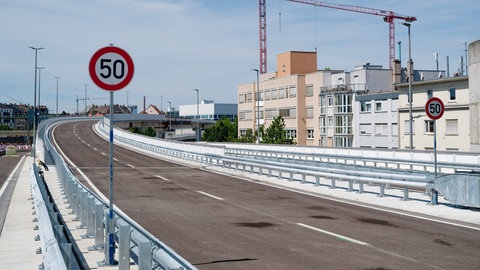 Der neu gebaute Abschnitt der Hochstraße Süd, aufgenommen bei der Wiedereröffnung: Der Fahrbahnbelag hat sich durch die Hitze der letzten Wochen teils verformt.