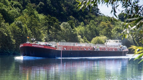 Das Experimenta-Schiff wird durch Rhein-Niedrigwasser ausgebremst